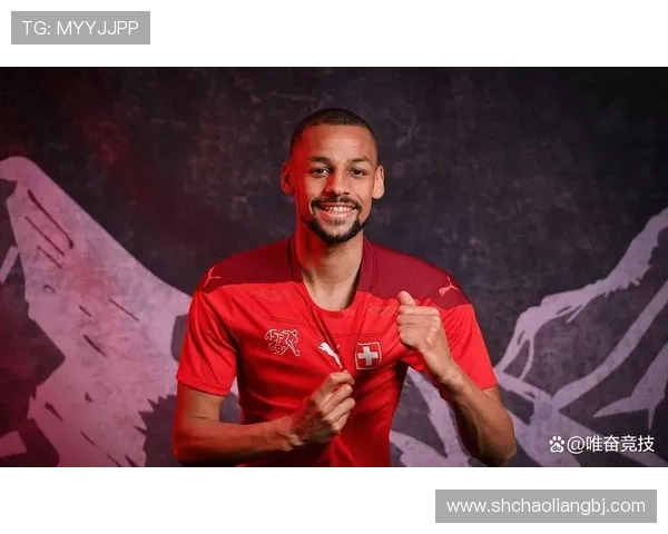 库尼亚赛后为红魔球迷签名忙不停